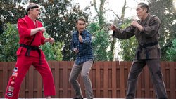 Johnny Lawrence (William Zabka, l.), Daniel LaRusso (Ralph Macchio, M.) und Chozen (Yuji Okumoto, r.) bringen sich zum allerletzten Mal in Kampfpose.