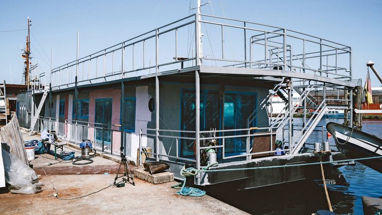 Vor Anker im Hamburger Hafen: Am Ende blieb kaum was vom ursprünglichen Boot übrig.