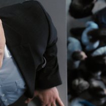 Infolge Missmanagement droht Gion Durisch (Marco Luca Castelli) sein Familienunternehmen zu verlieren.