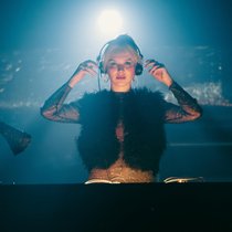 Techno im Blut: Linda (Jule Hermann) will in München als DJ durchstarten.