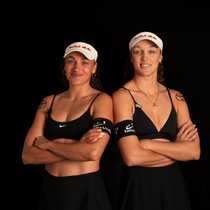 Stehen im Fokus der neuen Dokuserie: Zoé (l.) und Anouk Vergé-Dépré.