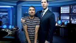 Unfähig und arrogant: Nick Mohammed und David Schwimmer (r.) als Cyber-Experten.