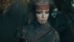Thusnelda (Jeanne Goursaud) muss erneut die Kriegsbemalung auftragen.