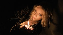 Lucky (Anya Taylor-Joy) hält ihre Verfolger mit Feuer in Schach. 