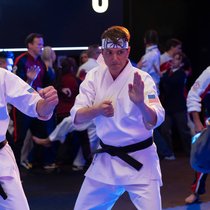 Bereit für das grosse Finale: Johnny Lawrence (l.) und Daniel LaRusso.