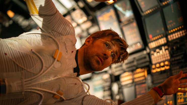 Biologe Grace (Ryan Gosling) findet sich unverhofft allein in einem Raumschiff.