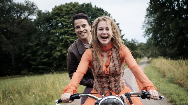 «Miss Sophie» erzählt die Vorgeschichte der jungen Miss Sophie (Alicia von Rittberg) und ihrem Butler James (Kostja Ullmann).
