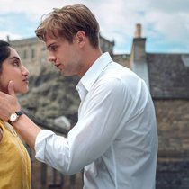 Sehen sich jeden 15. Juli wieder: Emma (Ambika Mod) und Dexter (Leo Woodall).