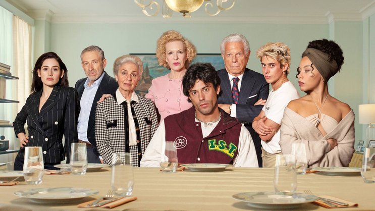Die Zweiflers in ihrer ganzen Pracht: Dana, Jackie Horovitz, Oma Lilka, Mutter Mimi, Samuel, Opa Symcha, Leon und Saba (v. l.).