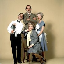 Stellt mit 83 Jahren die «Fawlty Towers» wieder auf: John Cleese (Mitte).
