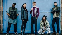 Gaunerquintett (v. l.): Rolph (Guz Khan), Gwendoline, Ludwig Dieter, Korina und Brad Cage (Stuart Martin).