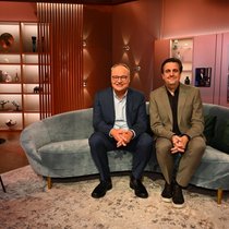 Wühlen sich durch deutsche TV-Archive: Oliver Welke und Bastian Pastewka (r.).