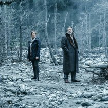 Ellie Stocker (Julia Jentsch) und Gedeon Winter (Nicholas Ofczarek) in der finalen – sehr herbstlichen – Staffel von «Der Pass».