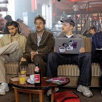 Landet in einem Berliner Schwulencafé: Hein z (Jan Josef Liefers, 2. v.  l.).
