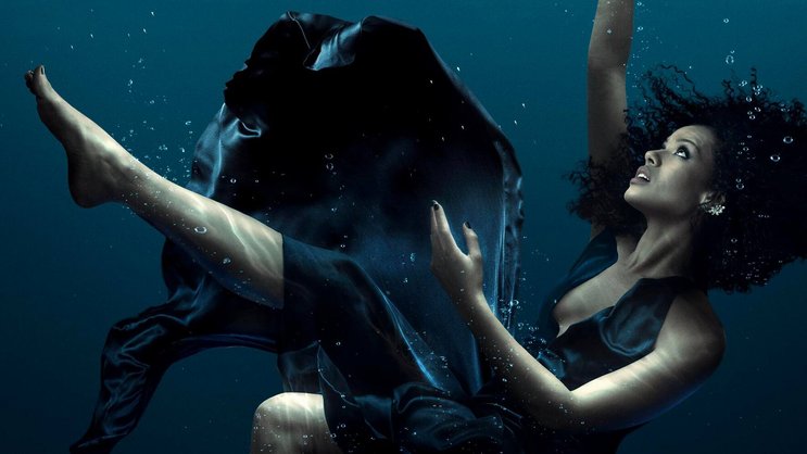 Sophie (Gugu Mbatha-Raw) sinkt immer tiefer im Meer der Gefühle.