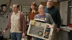 «TBBT»-Spinoff: Stuart (Kevin Sussman, 2. v. r.) versucht das Universum zu retten.