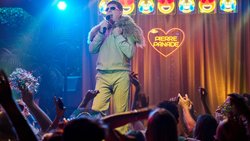 Peter (Heinz Strunk) will Partyschlagerstar auf Malle werden.
