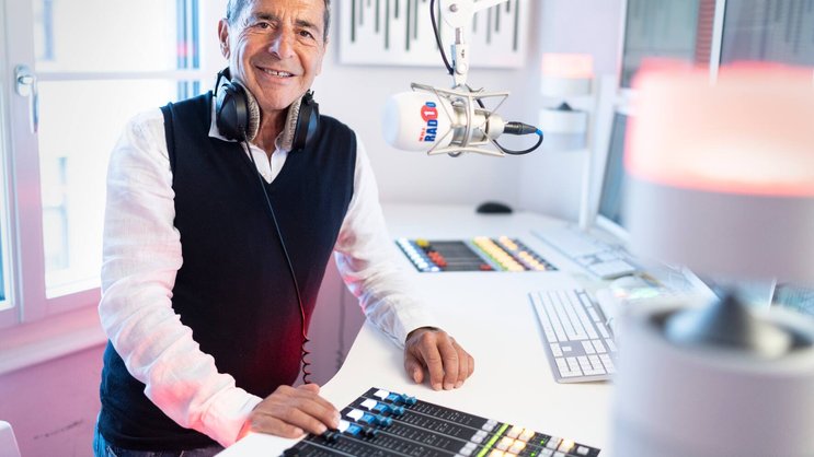 «Noch immer nutzt etwa ein Drittel der Schweizer Haushalte UKW»: Radiopionier und Medienunternehmer Roger Schawinski nimmt die SRG scharf in die Kritik.