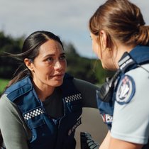Detective Mihi Renata (Roimata Fox, l.)  und Deb Brighton (Morgana O’Reilly, r.) waren mal ein Liebespaar und haben einiges zu besprechen.
