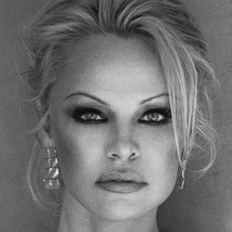 Pur und echt: Pamela Anderson bei Netflix.