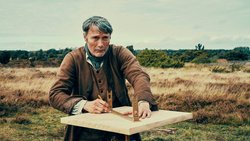 Ludvig (Mads Mikkelsen) zeichnet seinen Anbauplan in der wilden jütischen Heide.