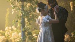 Die schöne Unbekannte (Yerin Ha) verdreht Benedict Bridgerton (Luke Thompson) den Kopf. 