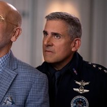 Durchaus amüsant: Dr. Adrian Mallory (John Malkovich, l.) und General Mark Naird (Steve Carell) in «Space Force».