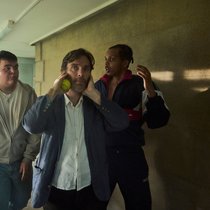 Anstaltsleiter Steve (Cillian Murphy, 2. v. r.) wird wie so oft von seinen Schützlingen belagert.
