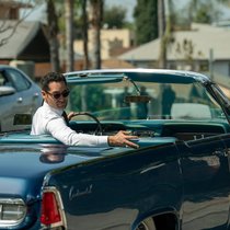 Cooler Typ, cooles Auto: Mickey (Manuel Garcia-Rulfo) in einem seiner Lincolns.