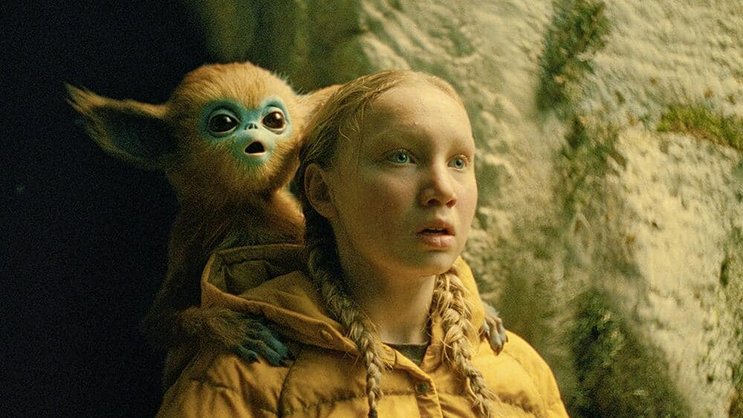 Yuri (Helena Zengel) versteht die Pfeif-Sprache des Ochi-Babys.