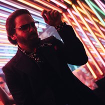 Ein seltenes Bild: Karl Lagerfeld (Daniel Brühl) auf der Tanzfläche.