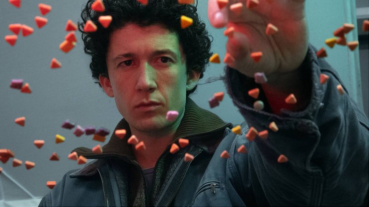 Moritz (Maximilian Mundt) kann gar nicht zählen, wie viele Ecstasy-Pillen er während «How To Sell Drugs Online (Fast)» schon vertickt hat.