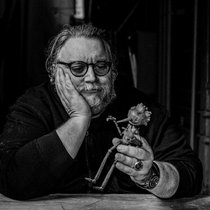 Der mexikanische Regisseur Guillermo del Toro mit seinem Pinocchio.