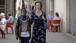 In den Gassen von Bari: Zwischen Sophia Loren und Ibrahima Gueye entwickelt sich eine ungewöhnliche Beziehung.