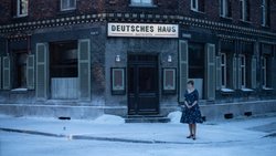 Dolmetscherin Eva Bruhns (Katharina Stark) arbeitet im Gasthaus ihrer Eltern.