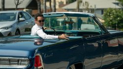 Cooler Typ, cooles Auto: Mickey (Manuel Garcia-Rulfo) in einem seiner Lincolns.