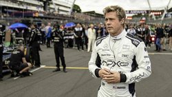 Brad Pitt (61) erhielt Fahrunterricht von Rekordweltmeister Lewis Hamilton.