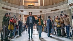 Anarcho-Hippie: Kriegsgegner Abbie Hoffman (Sacha Baron Cohen, Mitte l.) weiss sich in Szene zu setzen.