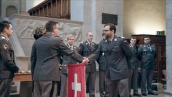 Feierlich: Luka Popadić (r.) wird zum Hauptmann befördert.