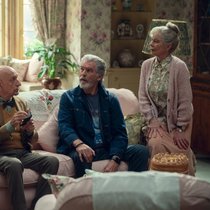 Sind schon voll drin im Fall: Helen Mirren, Ben Kingsley, Pierce Brosnan und Celia Imrie (v. l.).