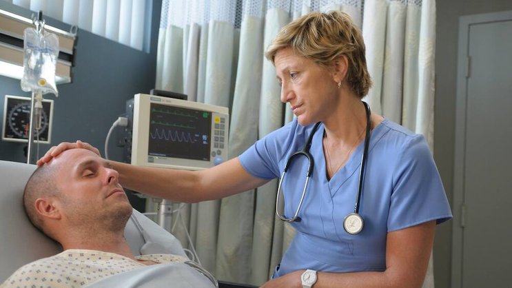 Paul Schulze als Eddie and Edie Falco als Jackie Peyton in «Nurse Jackie».