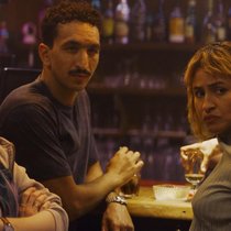 Ein Drink nach der Schicht: Charlie, Karim und Maddie (v.l.).