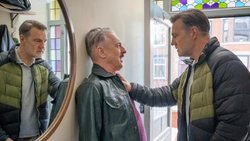 Clive (David Morrissey) ist der schwule Leo (Alan Cumming, M.) ein Dorn im Auge.