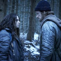 Schlagkräftiges Vater-Tochter Gespann: Esme Creed-Miles und Joel Kinnaman.