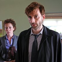 Auf Mörderhatz vor der mächtigen Kulisse von Broadchurch: Ellie Miller und Alec Hardy.