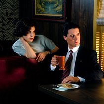 Verführerisch: Audrey Horne (Sherilyn Fenn) verdreht Agent Cooper den Kopf.