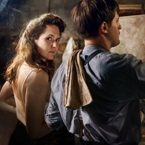 Es knistert: Alma (Emily Cox) steht für Kokoschka (Valentin Postlmayr) Modell.