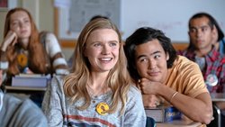 Frischer Wind: Vanessa deckt die Missstände an ihrer Schule auf, was ihrem Schwarm Seth (hinter ihr) gefällt.
