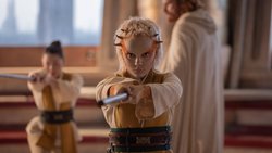 Jecki Lon (Dafne Keen) ist wie Mae eine Schülerin von Sol.