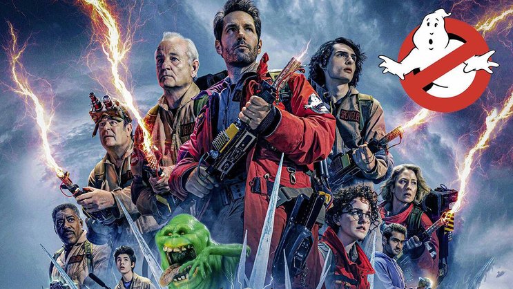 Gary (Paul Rudd, M.), Ray (Dan Aykroyd, 2. v. l.), Peter (Bill Murray) und Co. fackeln wieder Geister ab.